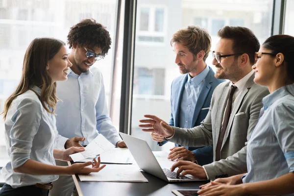 Collaboration Analyse Par Des Hommes Affaires Travaillant Dans Bureau Moderne — Photo