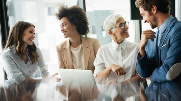 Programer Yang Bekerja Perangkat Lunak Yang Mengembangkan Kantor Perusahaan — Stok Foto