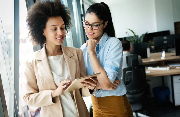 Des Gens Affaires Heureux Qui Travaillent Amusent Discutent Bureau Lieu — Photo