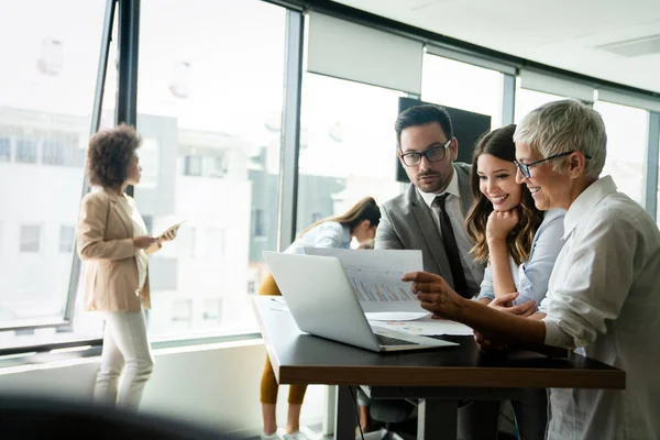 Colaboración Análisis Empresarios Que Trabajan Oficinas Modernas — Foto de Stock