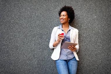 Gülümseyen mutlu iş kadını, avukat dışarıda kahveyle yürüyor