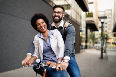 Genç çift şehirde eğleniyor. Bisiklet sürmeye giden mutlu çift.