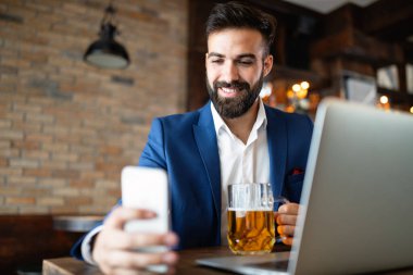 Genç iş adamı mola veriyor. İş hayatı iş hayatı konsepti