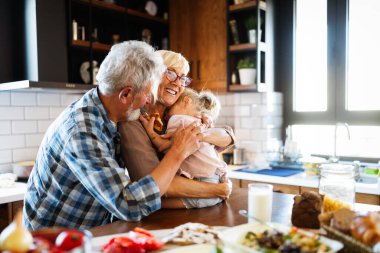 Torunlarıyla oynayıp eğlenen mutlu dedeler.