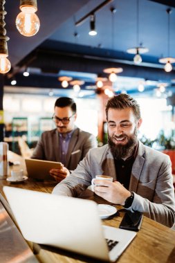 Programcılar ve iş adamları bilişim şirketinde iş birliği yaparak uygulamaları geliştiriyor