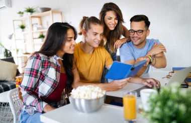 Çeşitlilik öğrencileri mutluluk takım çalışması eğitim kavramını arkadaş edindi