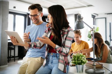 İş arkadaşları, toplantıda beyin fırtınası yapan öğrenciler. Teknoloji, takım çalışması konsepti