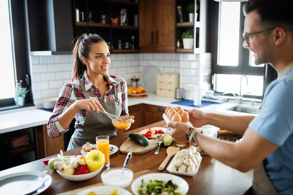 Mooi Jong Stel Dat Plezier Heeft Keuken Terwijl Samen Koken — Stockfoto