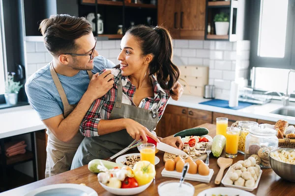 Jong Gelukkig Paar Liefde Genieten Het Bereiden Van Gezonde Maaltijd — Stockfoto