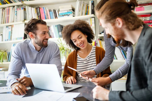 Gemeinsam Einem Projekt Arbeiten Junge Berufskollegen Büro — Stockfoto