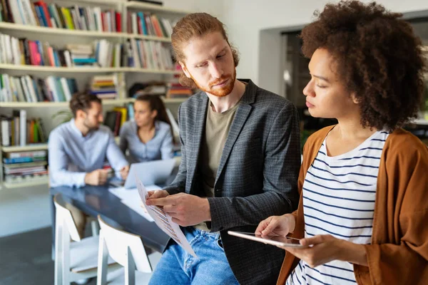 Jóvenes Empresarios Diseñadores Están Trabajando Nuevo Proyecto Concepto Startup — Foto de Stock