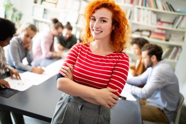 Genç iş ortakları ofiste görüşlerini ve planlarını paylaşıyorlar.