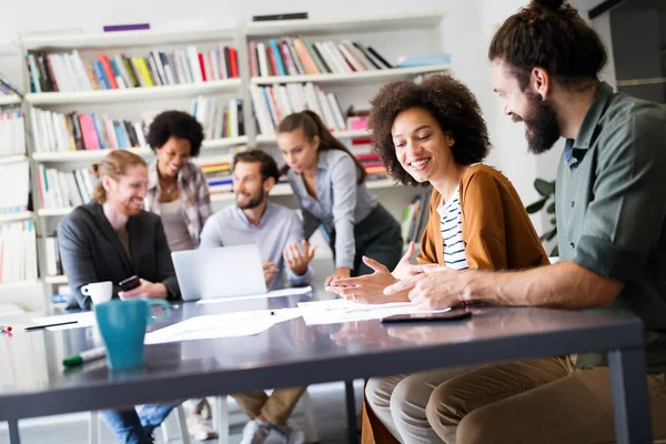 Muntre Medarbeidere Forretningsfolk Tjeneste Foretaksmøtet – stockfoto