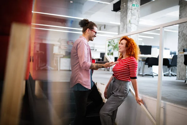 Coworkers Divertirsi Chattare Ufficio Sul Posto Lavoro — Foto Stock