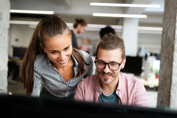 Lluvia Ideas Del Equipo Equipo Gerentes Creativos Trabaja Con Nuevo —  Fotos de Stock