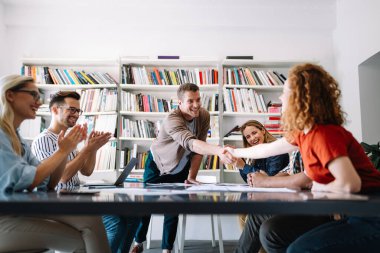 Genç iş adamları ve tasarımcılar. Yeni proje üzerinde çalışıyorlar. Başlangıç konsepti..