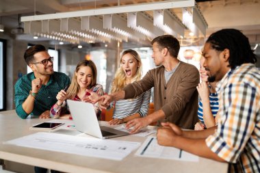 Ofisteki yaratıcı ekip mutlu. İş, girişim, tasarım, beyin fırtınası ve takım çalışması kavramı