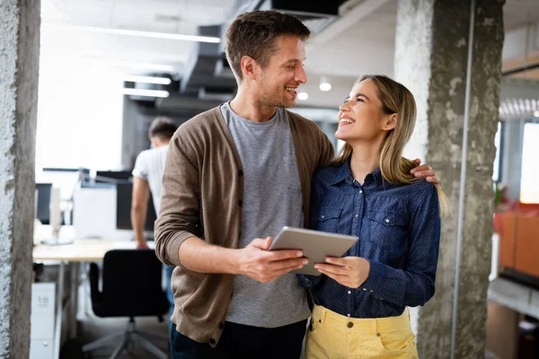 Entreprise Prospère Avec Des Employés Heureux Collègues Dans Bureau Moderne — Photo