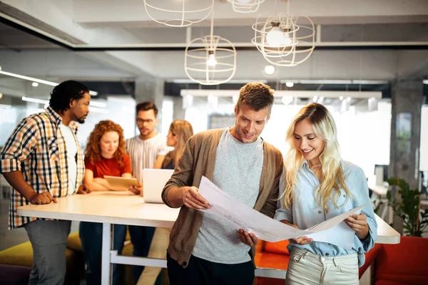 Lykkelig Kreativ Gruppe Plass Næringsliv Oppstart Design Brainstorming Teamwork Konsept – stockfoto