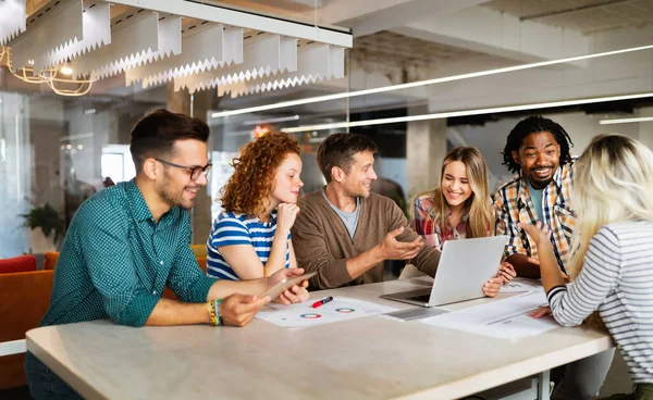 Feliz Equipo Creativo Oficina Negocios Startup Diseño Lluvia Ideas Trabajo —  Fotos de Stock