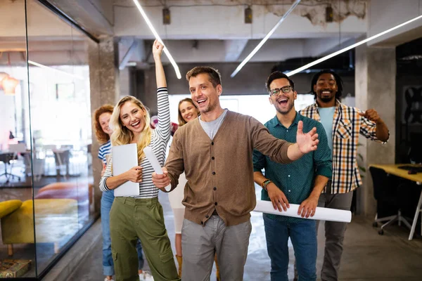 Gente Negocios Feliz Celebrando Éxito Oficina Compañía — Foto de Stock