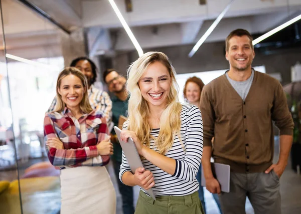 Glada Affärsmän Firar Framgång Företagets Kontor — Stockfoto