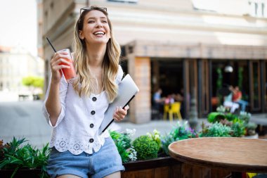 Kadın Laptop Çalışan Planlama Serbest Düşünen Öğrenci Konsepti