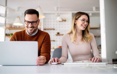 Ofiste çalışan başarılı iş ortakları. Teknoloji, iş adamları konsepti.