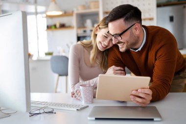 Evde tablet üzerinde çalışan güzel bir çift. İnsanlar, iş, teknoloji kavramı