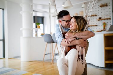 Sevimli güzel bir çift birbirlerine sarılıyorlar ve evde harika vakit geçiriyorlar.