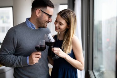 Romantik, mutlu, aşık bir çift buluşmada şarap içiyor. Sevgililer günü, doğum günü, kutlama konsepti.