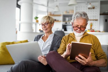 İnternette internette internette dizüstü bilgisayarla gezinen yaşlı bir çift. Teknoloji insanları kavramı