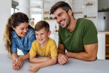 Mutlu genç aile birlikte vakit geçirir, evde oynar..