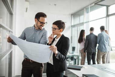 İş bürosunda çalışan iş adamlarının işbirliği ve analizi