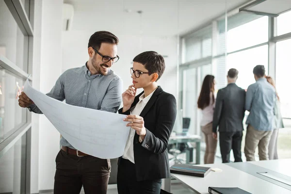 İş bürosunda çalışan iş adamlarının işbirliği ve analizi