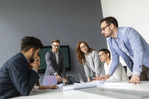 Colaboración Análisis Empresarios Que Trabajan Oficina Negocios — Foto de Stock