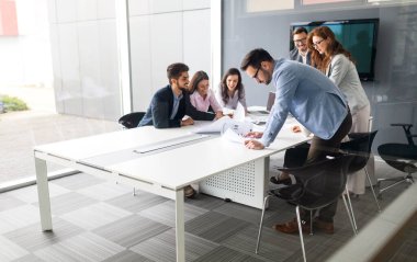 İş bürosunda çalışan iş adamlarının işbirliği ve analizi