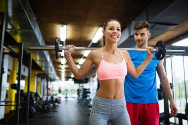 Spor salonunda egzersiz yapan bir grup fit genç. Sağlık, spor, arkadaş, mutluluk kavramı