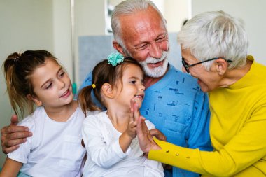 Mutlu aile hastane yatağında son sınıf erkek hastayı ziyaret ediyor. Sağlık, destek, aile kavramı