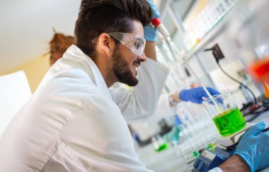 Laboratuvarda çalışan genç bir bilim adamı. Araştırma insanları konsepti