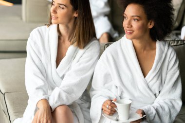 Sağlık haftasonunda dinlenen ve çay içen kadınlar