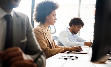 Modern ofiste çalışan mutlu çok ırklı iş arkadaşları