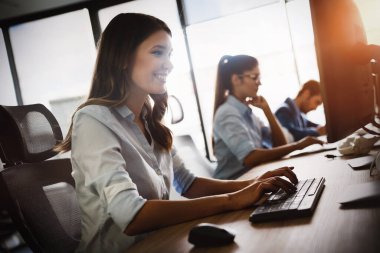 Bilgi teknolojisi şirketinde işbirliği yapan programcılar