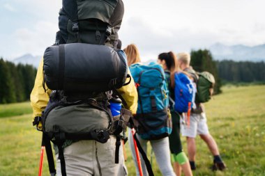 Sırt çantalı kamp gezisi seyahat gezisi konsepti