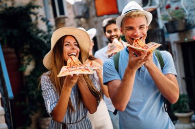 Mutlu arkadaş grubu yazın seyahat ve tatilin tadını çıkarıyor.