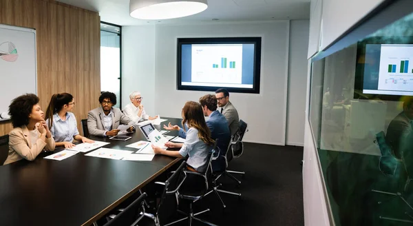 Podnikatelé Pracují Konferencích Setkáních Moderní Kanceláři — Stock fotografie