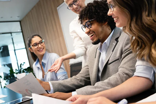 Zakenmensen Werken Conferentie Vergadering Modern Kantoor — Stockfoto