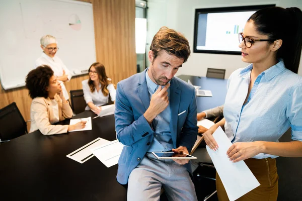 Zusammenarbeit Und Analyse Von Geschäftsleuten Die Modernen Büros Arbeiten — Stockfoto