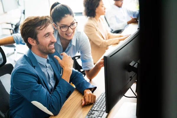 Gente Negocios Feliz Trabajando Divirtiéndose Charlando Oficina Del Lugar Trabajo — Foto de Stock