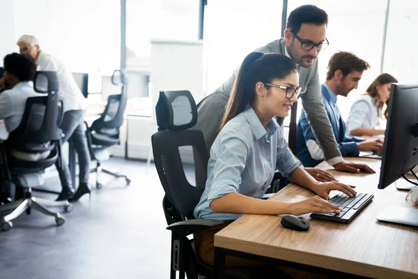 Programer Yang Bekerja Perangkat Lunak Yang Mengembangkan Kantor Perusahaan — Stok Foto